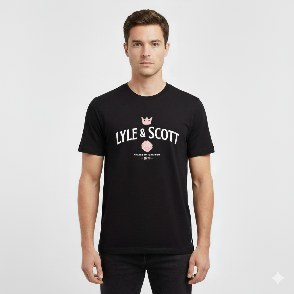 Camiseta Lyle and Scott Cheers to Tradition Graphic 1